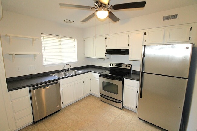 Building Photo - 2 Bedroom Condo in South Park!