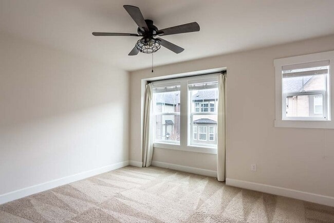 Building Photo - Welcome to the Brownstones at Issaquah Highlands Available August 1st