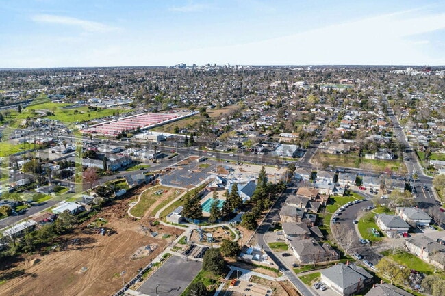 Building Photo - Charming 2-Bed Hideaway in Sacramento – Your Perfect Urban Retreat!