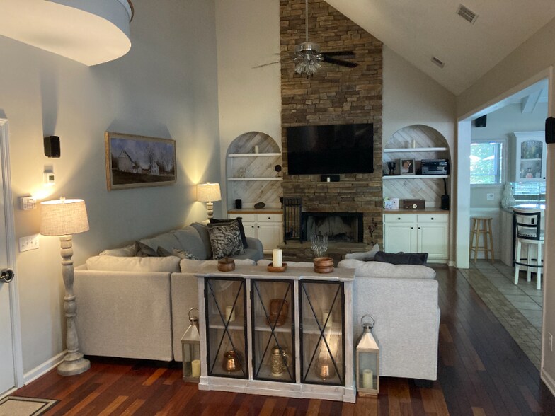 Building Photo - 343 Ironhill Trce