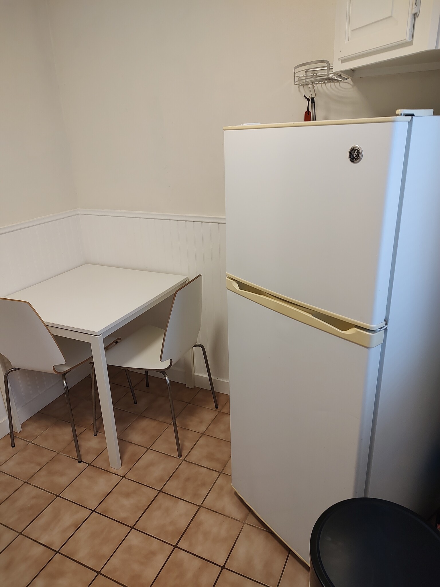 Large fridge seating for two - 828 Island Ct