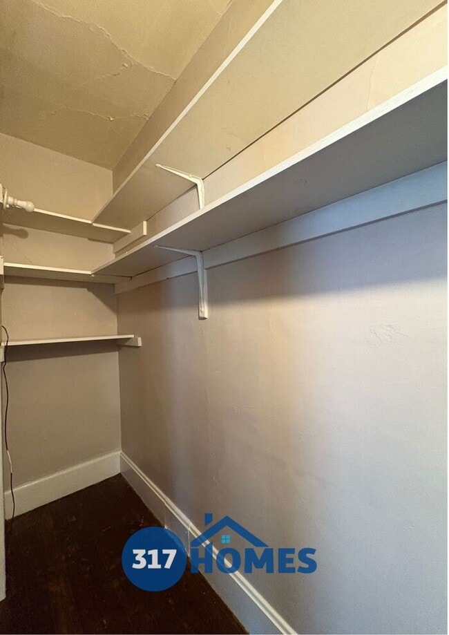 Building Photo - Lovely 2 Bedroom Duplex