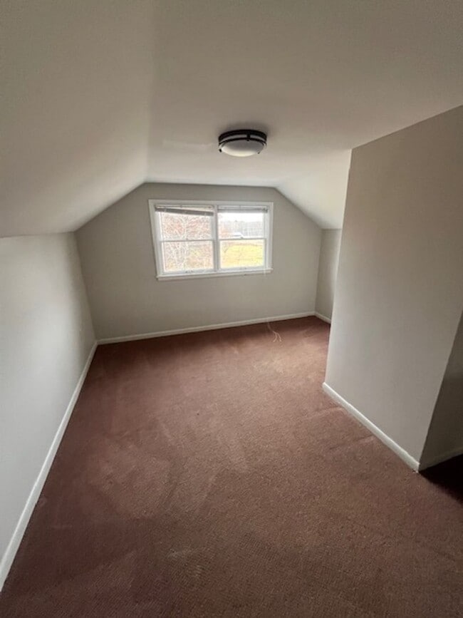 Building Photo - 3 bedroom, 1.5 bath Home: A MUST SEE! ONE MTH FREE OF YOUR CHOICE WITH A 12 MONTH LEASE!