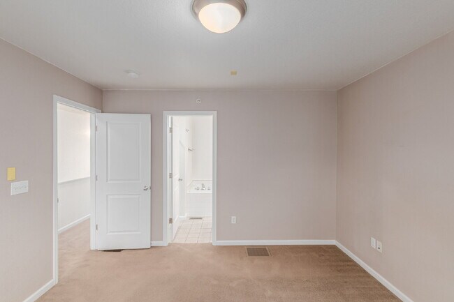 Building Photo - 418 S Reed Ct