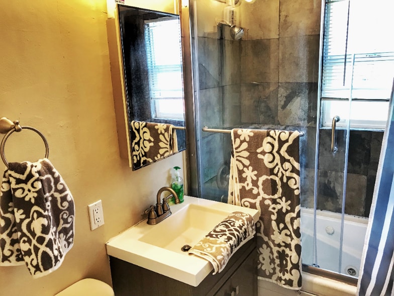 Building Photo - 983 Lester Ave