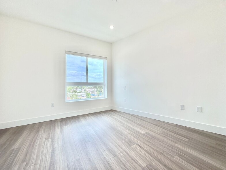 Building Photo - 838 S La Brea Ave