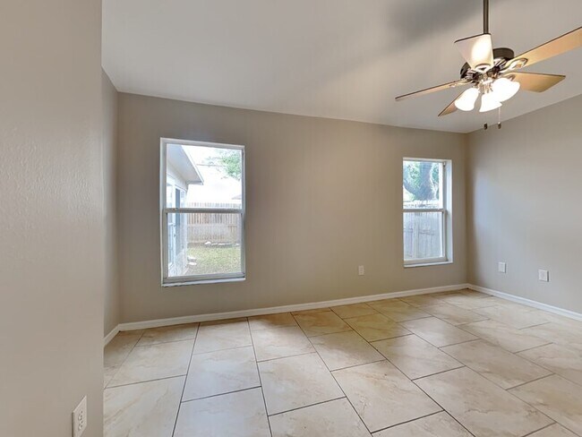 Building Photo - 430 Maple Pointe Dr
