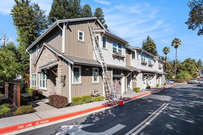Building Photo - Beautiful Custom Townhouse In Desirable Wa...