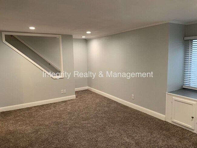 Building Photo - 7565 S Cove Cir
