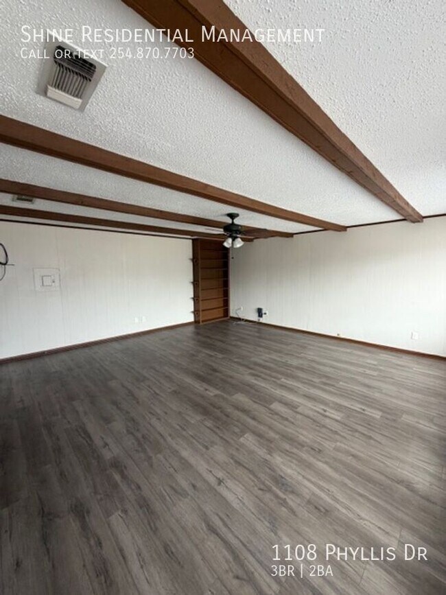 Building Photo - 1108 Phyllis Dr