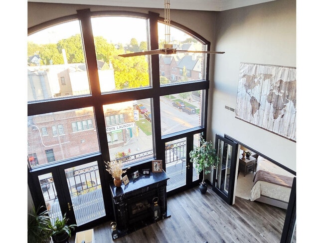 Building Photo - 1515 N Van Buren St