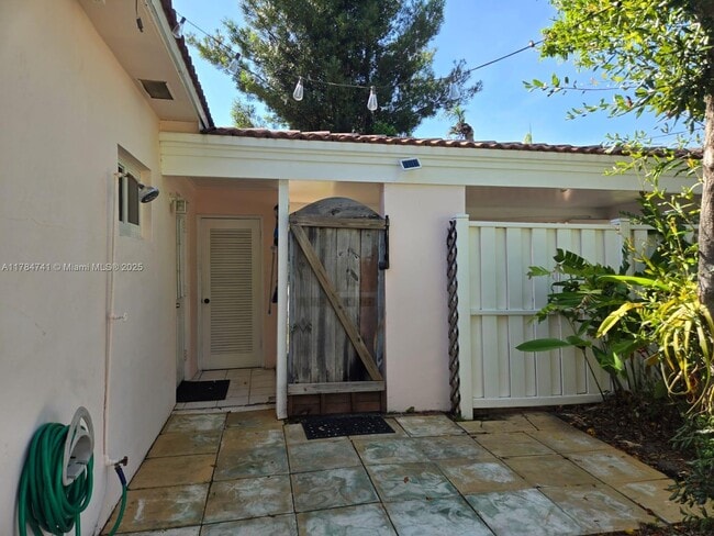 Building Photo - 1152 Bayview Dr