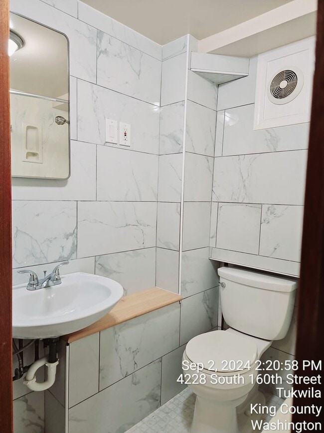 Building Photo - Tukwila/SeaTac daylight rambler - large home for rent - 4 bedrooms 2 bathrooms with 2 kitchens - ...