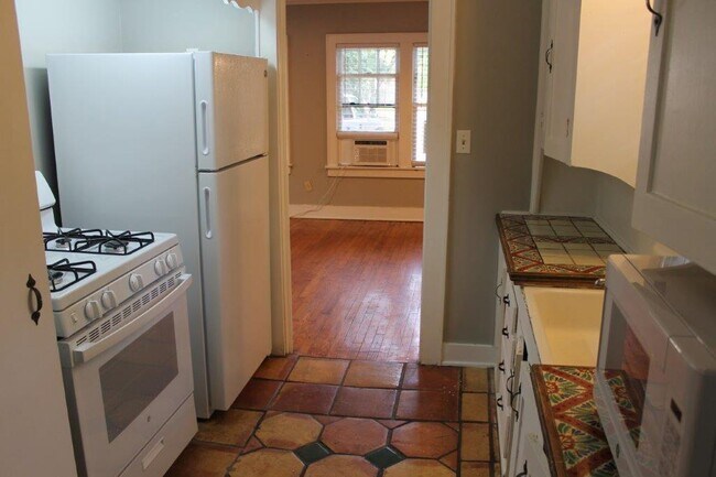 Building Photo - 927 S Flood Ave