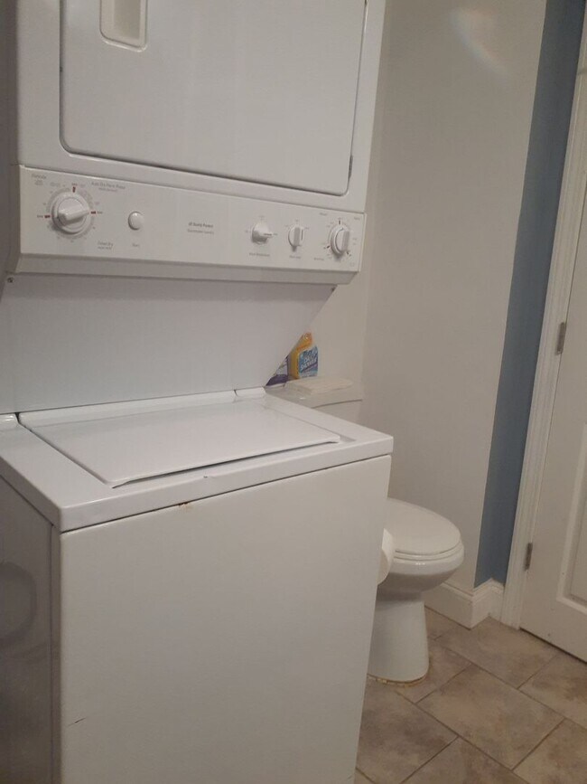 Building Photo - 10 Weeks St