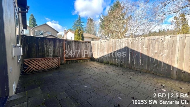 Building Photo - Spacious 2 BD | 2.5 BA Townhome w/ Vaulted Ceilings - Beaverton