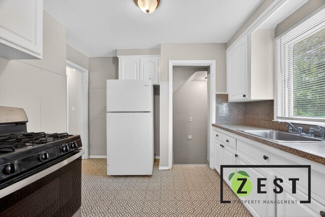 Building Photo - Affordable 3 BED 1 BATH Bungalow Home!