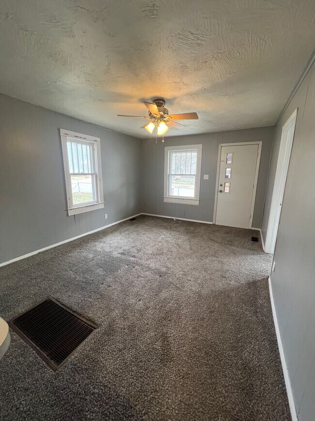 Building Photo - 3 bedroom and 1.5 bathroom house