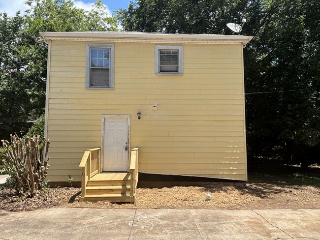 Building Photo - 852 Cherry Rd