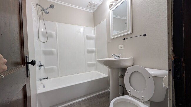 Building Photo - Newly Renovated 3-Bedroom Apartment in Mic...