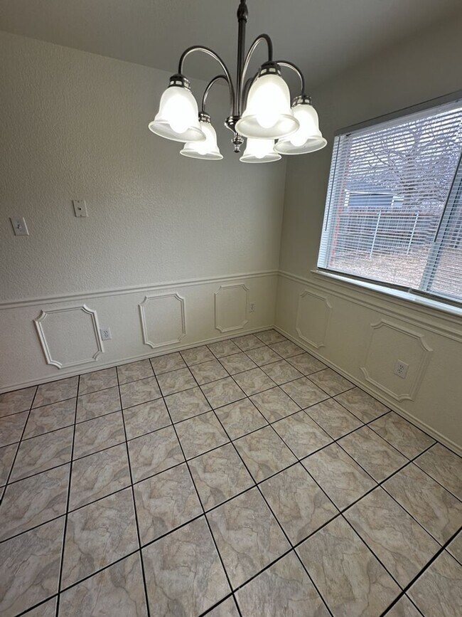 Building Photo - 4 Bed 2 Bath Available Now!