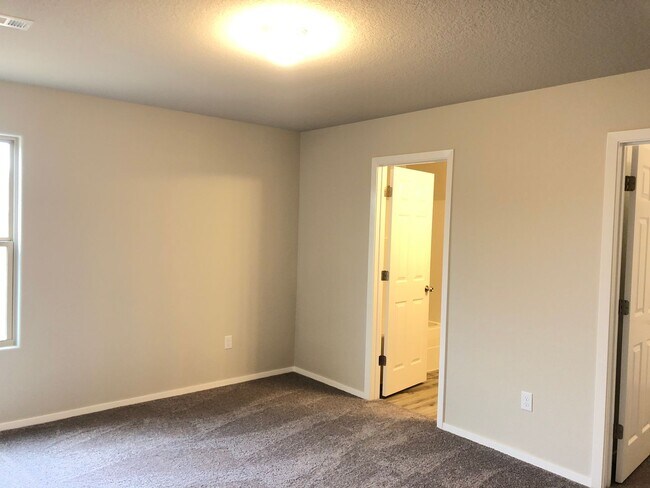 Building Photo - 3 bedroom 2 bath, 2c garage.  very nice home for rent.