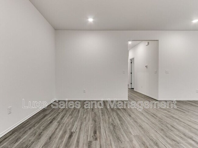 Building Photo - 10908 Oak Holw Ln