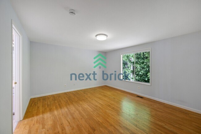 Building Photo - "Spacious 4-Bedroom Retreat with 2.5 Baths in Charming Sammamish Setting"