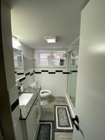 Building Photo - 8044 N Oriole Ave