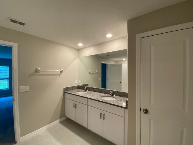 Building Photo - Great SW location 4/2/2 **WON'T LAST**