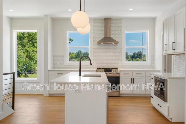 Building Photo - 627 SW C St