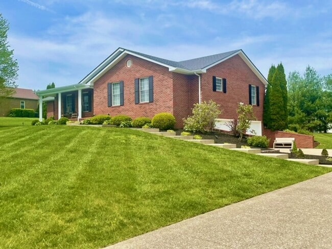 Building Photo - 806 Foxfire Rd