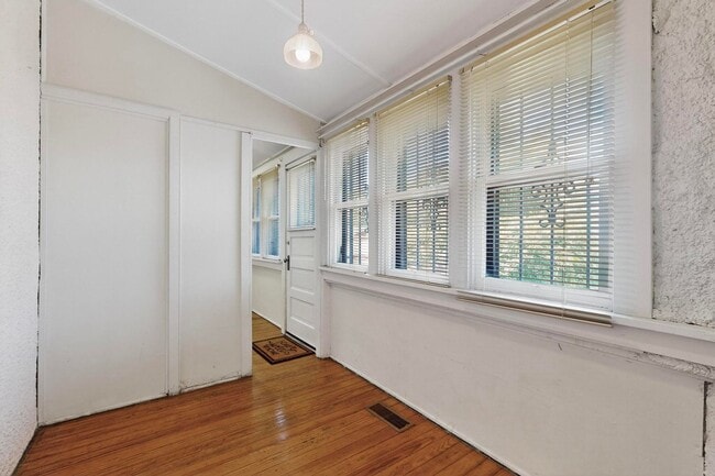 Building Photo - Downtown BUNGALOW 2 Bedroom 1 Bath
