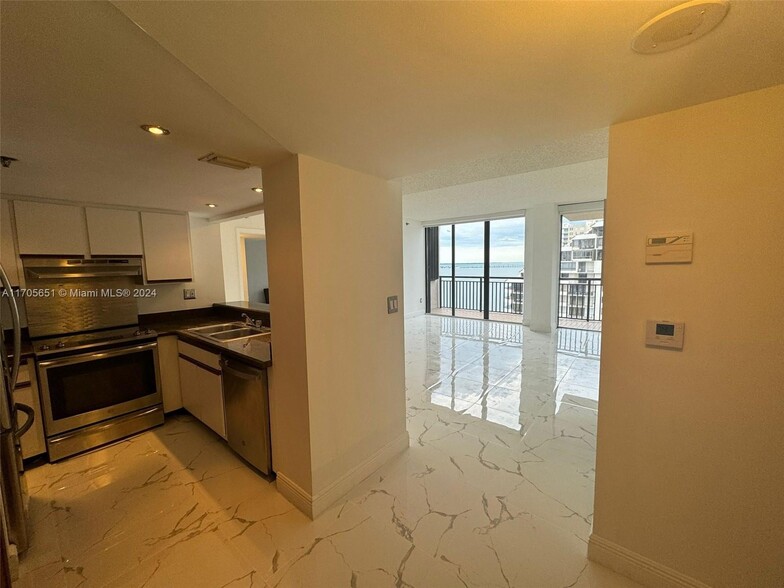 Building Photo - 540 Brickell Key Dr