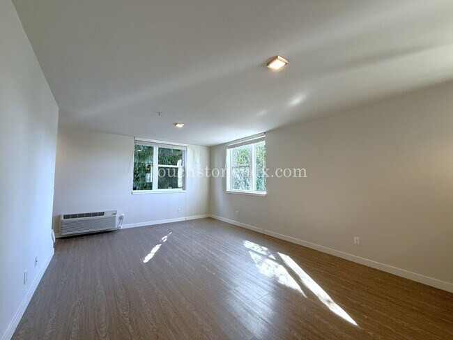 Building Photo - 2nd MONTH RENT FREE! Modern 2 Bedroom, 1.5 Bathroom Apartment