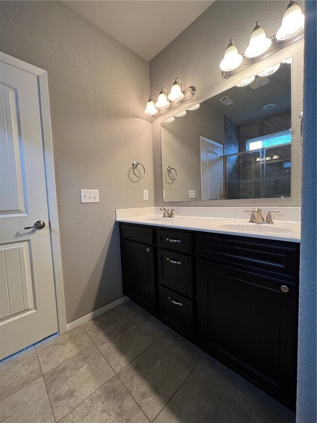 Building Photo - 1306 W Walker Dr