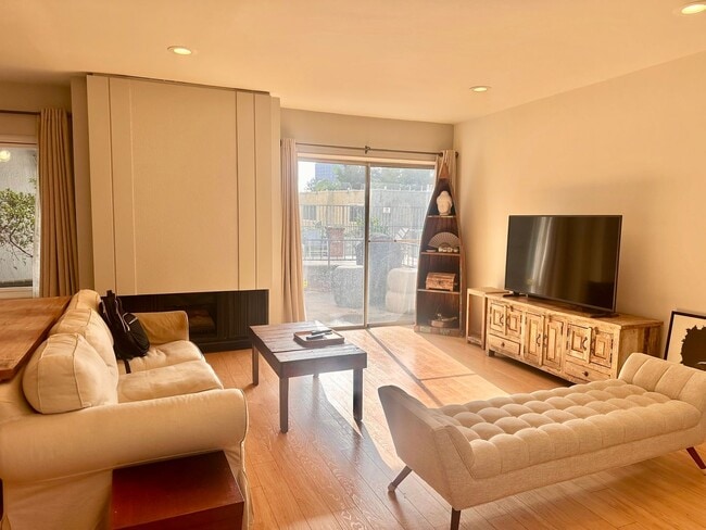Building Photo - Pet Friendly Culver City 1BD Condo with Bonus Room, Fireplace, Patio and A/C!
