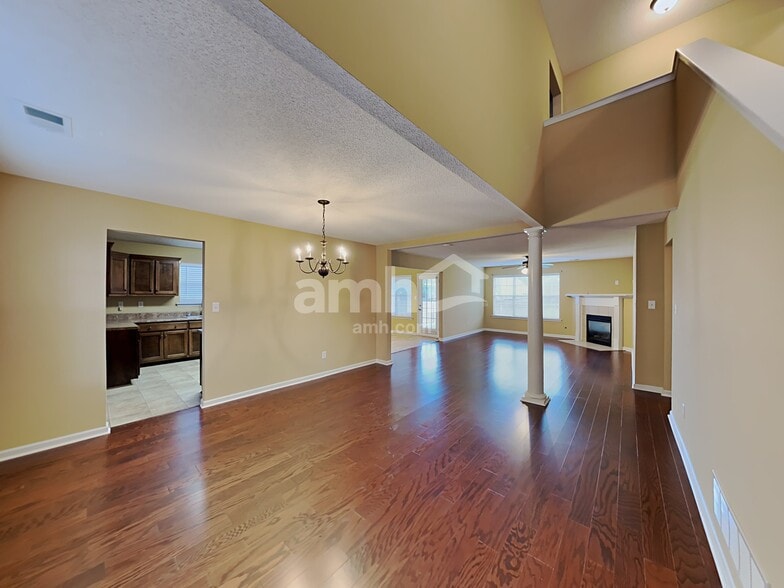 Building Photo - 3233 Peachtree Dr