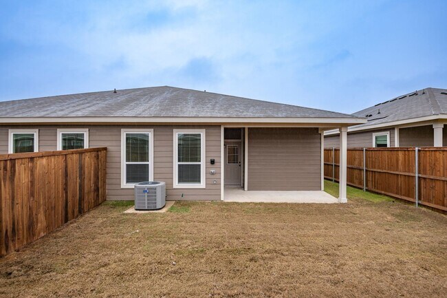 Building Photo - AVAILABLE NOW! GORGEOUS 3 BEDROOM DUPLEX L...