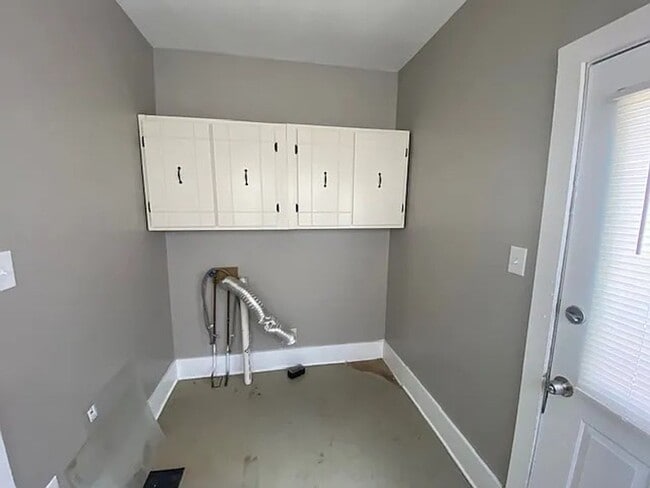 Building Photo - Big 2BR with appliances, nicely updated! Great for students or professor.