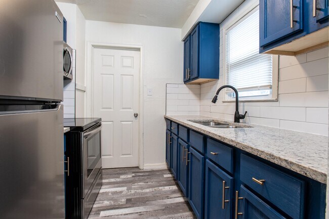 Building Photo - 802 N Minnesota St