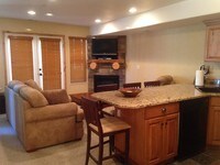 Building Photo - 5060 E Lakeview Dr