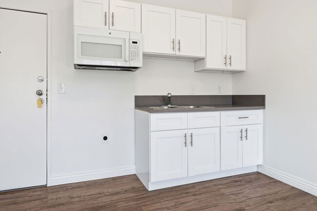 Building Photo - 600 S Alvarado St