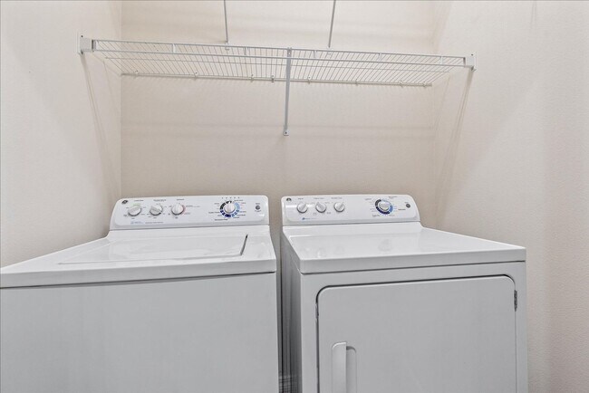 Building Photo - Gorgeous Light & Bright 3 Bedroom 2.5 Bath Townhome with Garage!!