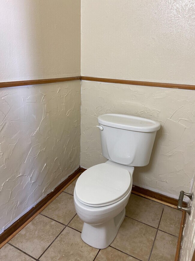 Building Photo - 704 Skyline Dr