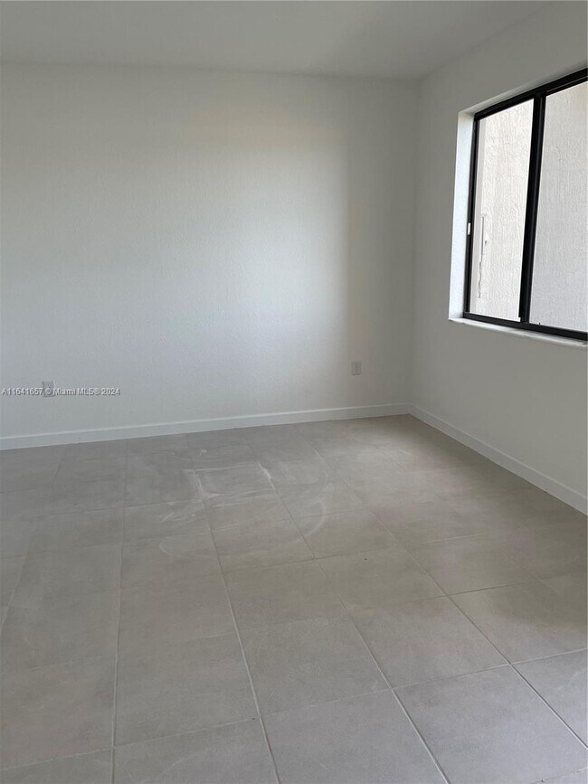 Building Photo - 21447 NE 2nd Pl