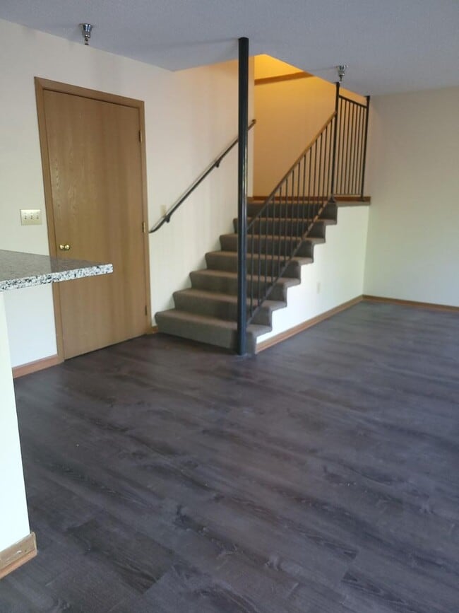 Building Photo - 5 bedroom 2 Bathroom 4 level townhome