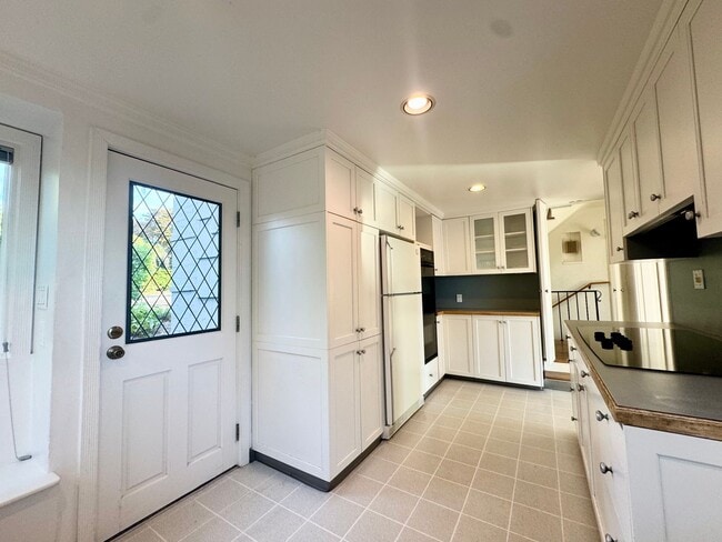 Building Photo - Hawthorne Hills Home