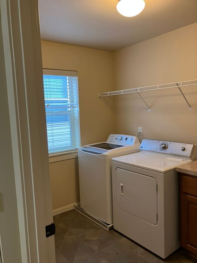 Building Photo - Beautiful Craftsman Style Home in Felida - 3 Bedroom/2.5 Bath - Available for showing on 3/30!