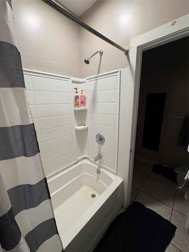 Building Photo - 121 Oak St